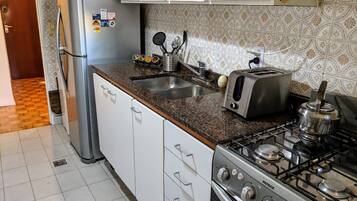 Refrigerador, microondas, horno, cafetera/tetera