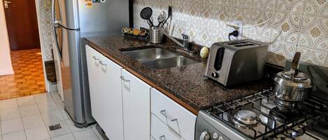 Køleskab, mikrobølgeovn, ovn, kaffe-/temaskine