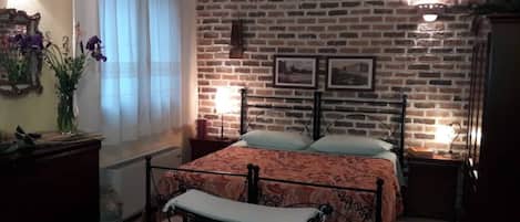 1 chambre, bureau, fer et planche à repasser, lit de bébé portatif