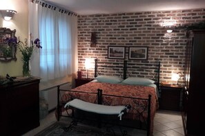 1 chambre, bureau, fer et planche à repasser, lit parapluie