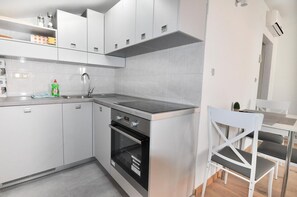 فرن، ماكينة لصنع القهوة/الشاي، مستلزمات طهي/أطباق/أوعي�ة