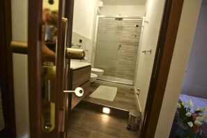 Shower, hair dryer, bidet, towels - Machiavelli Apartment (lastra a signa)