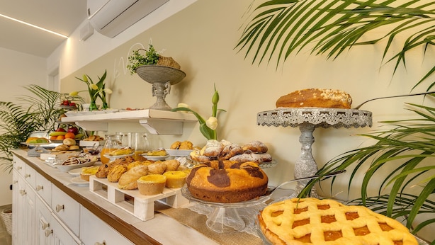 A buffet with various baked goods and pastries. - Machiavelli Apartment (lastra a signa)