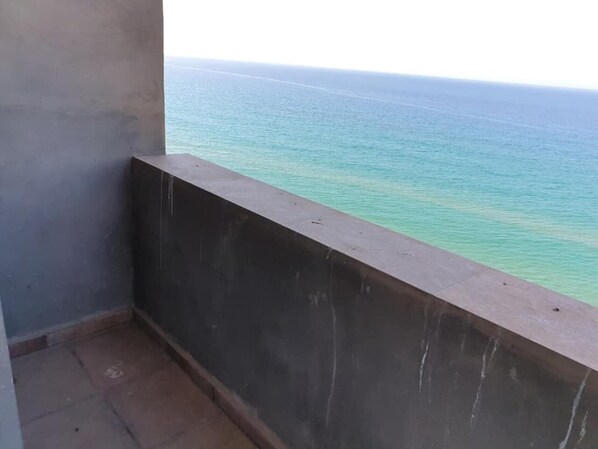 Ein Balkon mit Meerblick.