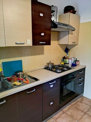 Mikrobølgeovn og kjøkkenutstyr