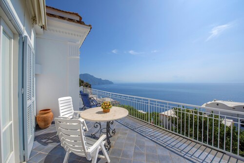 Villa Gilda: Elegance and Breathtaking Views Between Sky and Sea.