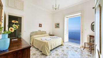 2 quartos, ferros/tábuas de passar roupa, berço de viagem