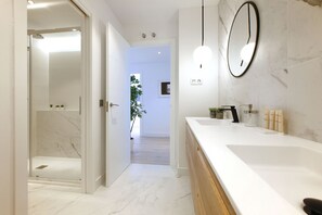 Suihku, ilmaiset hygieniatuotteet, hiustenkuivaaja, pyyhkeet
