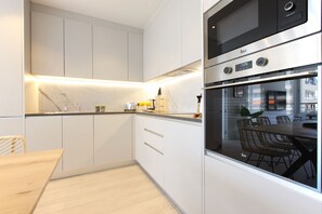 Køleskab, mikrobølgeovn, ovn, kogeplade