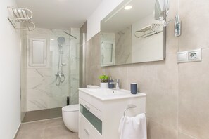 Shower, hair dryer, towels