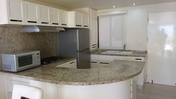 Microwave, coffee/tea maker, cookware/dishes/utensils, dining tables