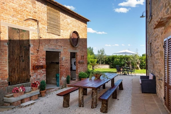 Outdoor dining - Agriturismo Fattoria del Nonno Berto - Entire Structure (Cortona)