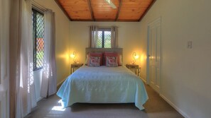 Deluxe Queen Suite | Iron/ironing board, cots/infant beds, free WiFi, bed sheets