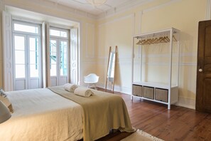 4 habitaciones, tabla de planchar con plancha, internet y ropa de cama 
