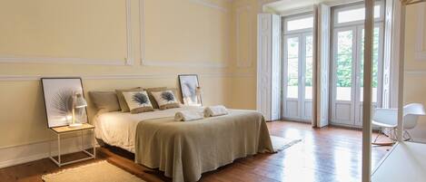 4 عدّة غرف نوم ومكواة/لوح كي وخدمة الإنترنت وملاءات أسرّة