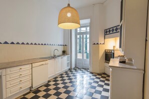 Réfrigérateur, four à micro-ondes, un four, surface de cuisson