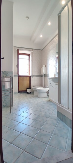Douche, sĂšche-cheveux, bidet, serviettes fournies
