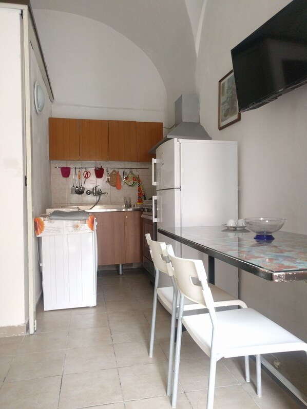 Fridge, cookware/dishes/utensils