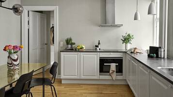 Kylskåp, mikrovågsugn, ugn och spishäll