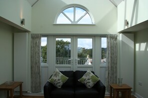 Smart TV, DVD player, books - Highlands Apt 4 -  balcony, sea views, balcony, free wifi + parking (Shanklin)