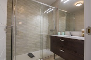 Bruser, hårtørrer, bidet, håndklæder