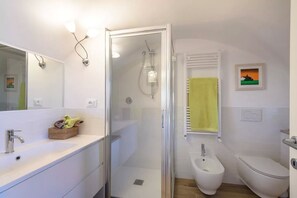 Regadera, amenidades de baño ecológicas, secadora de cabello, batas 