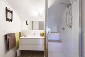 Regadera, amenidades de baño ecológicas, secadora de cabello, batas 