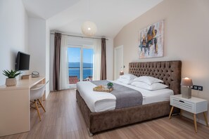 4 chambres, coffre-fort, fer et planche à repasser, lit de bébé portatif