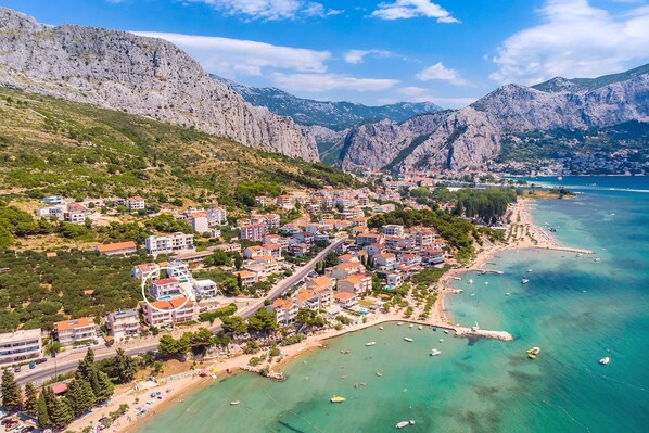 沙滩椅、沙滩毛巾