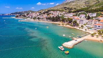 Ligstoelen aan het strand, strandlakens