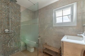 Dusche, Haartrockner, Handtücher, Toilettenpapier
