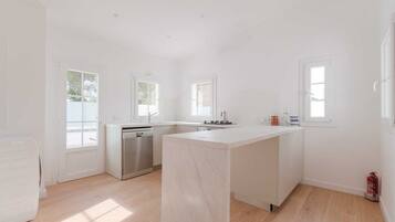 Kühlschrank, Mikrowelle, Ofen, Geschirrspüler