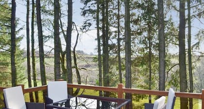 A Lodge Set in a Quiet Location with Country Views