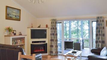 Télévision, lecteur de DVD, livres, chaßne hi-fi