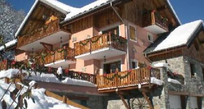 TrĂšs agrĂ©able gĂźte 92 mÂČ 10 / 12 personnes 300 M des pistes de ski navette