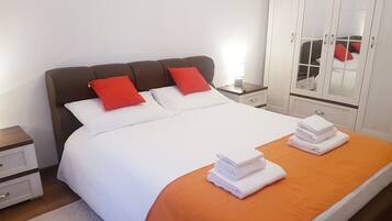 2 bedrooms, iron/ironing board, WiFi, bed sheets