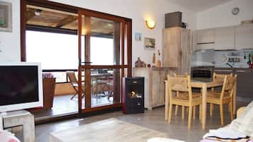 Een smart-tv, een dvd-speler, boeken en een filmbibliotheek