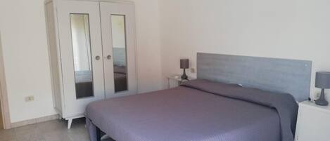 1 makuuhuone, silitysrauta/-lauta, vuodevaatteet