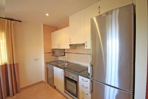 Frigorífico, microondas, horno y placa de cocina