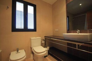 Duschwanne, Haartrockner, Bidet, Handtücher