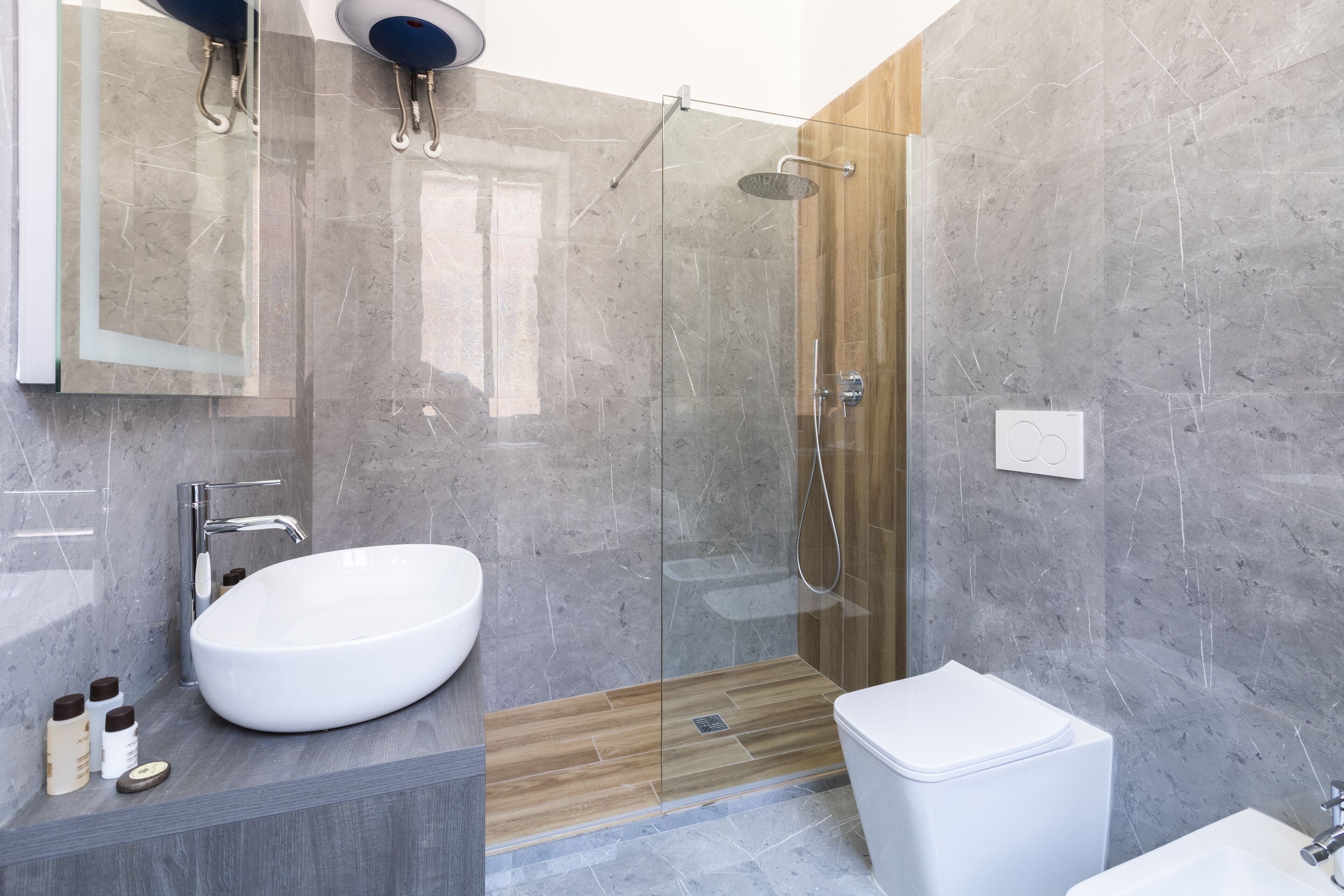 Appartement Luxe, plusieurs lits, terrasse | Salle de bain | Articles de toilette de luxe, sèche-cheveux, serviettes fournies, savon