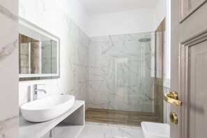 Luxury Apartment, Multiple Beds, Terrace | Bathroom