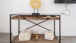 Un tavolo in legno con piano in vetro, due cassetti e un oggetto decorativo sopra.