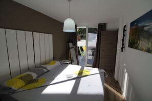 2 quartos, cofres nos quartos, ferros/tábuas de passar roupa