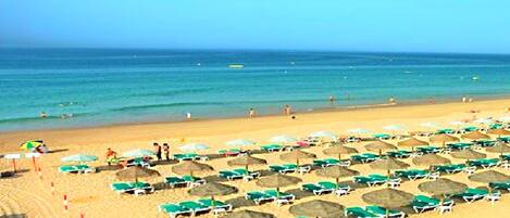 En la playa y camastros