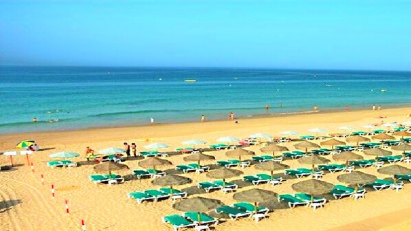Sur la plage, chaise longue