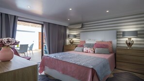 1 chambre, coffre-fort, fer et planche à repasser, lit de bébé portatif