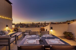 Outdoor dining - ChezmoiHomes Premium Loft Private Terrace (Granada)