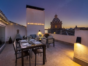 Outdoor dining - ChezmoiHomes Premium Loft Private Terrace (Granada)