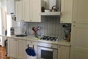 Jääkaappi, uuni, kahvin-/teenkeitin, vedenkeitin